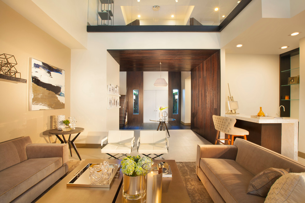 Идея дизайна: гостиная комната в современном стиле с домашним баром, белыми стенами и коричневым диваном