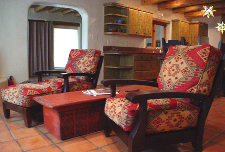 Immagine di un soggiorno stile rurale di medie dimensioni e aperto con sala formale, pareti beige, pavimento in terracotta, nessun camino, nessuna TV e pavimento rosso