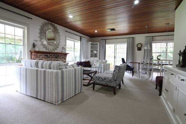 Foto di un grande soggiorno minimal con pareti bianche e moquette