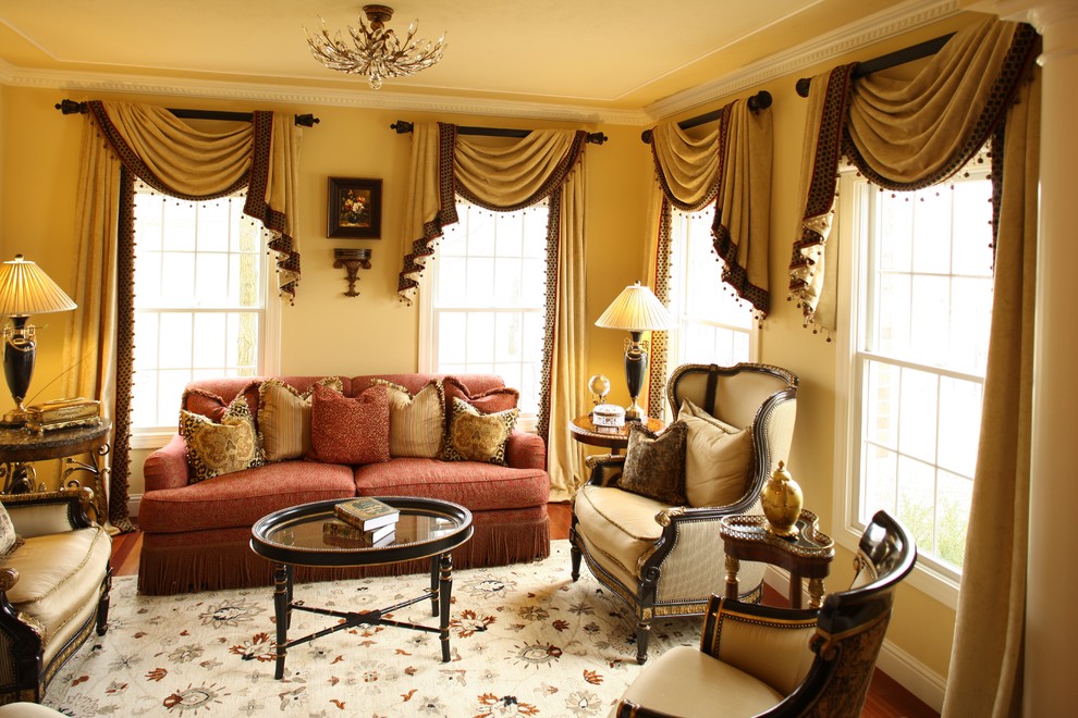 Foto di un soggiorno classico di medie dimensioni e aperto con sala formale e pareti gialle