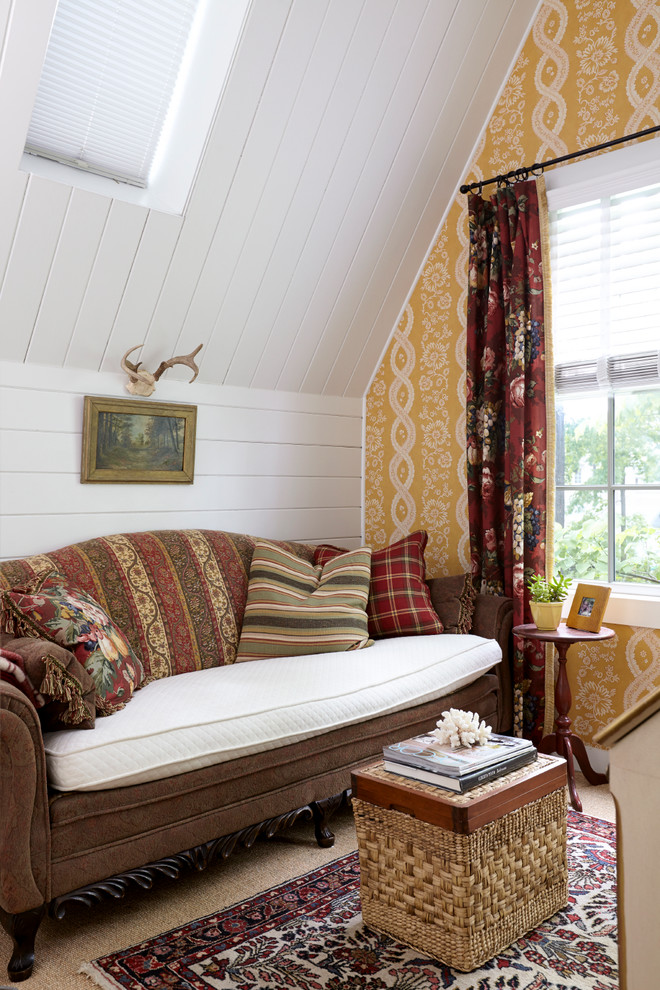 Immagine di un piccolo soggiorno country stile loft con pareti bianche, moquette e nessun camino