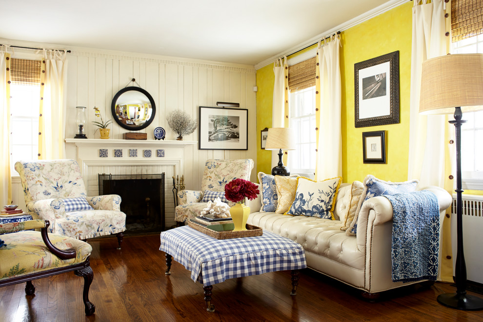 Идея дизайна: открытая гостиная комната среднего размера в классическом стиле с желтыми стенами, темным паркетным полом, стандартным камином и фасадом камина из кирпича без телевизора