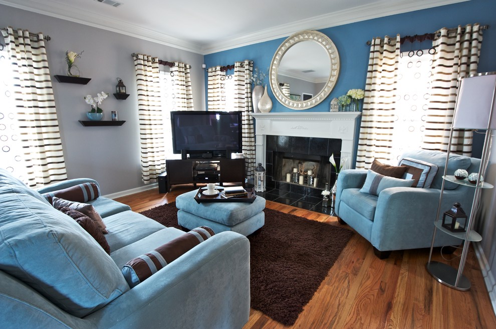 Пример оригинального дизайна: гостиная комната в современном стиле с серыми стенами и акцентной стеной