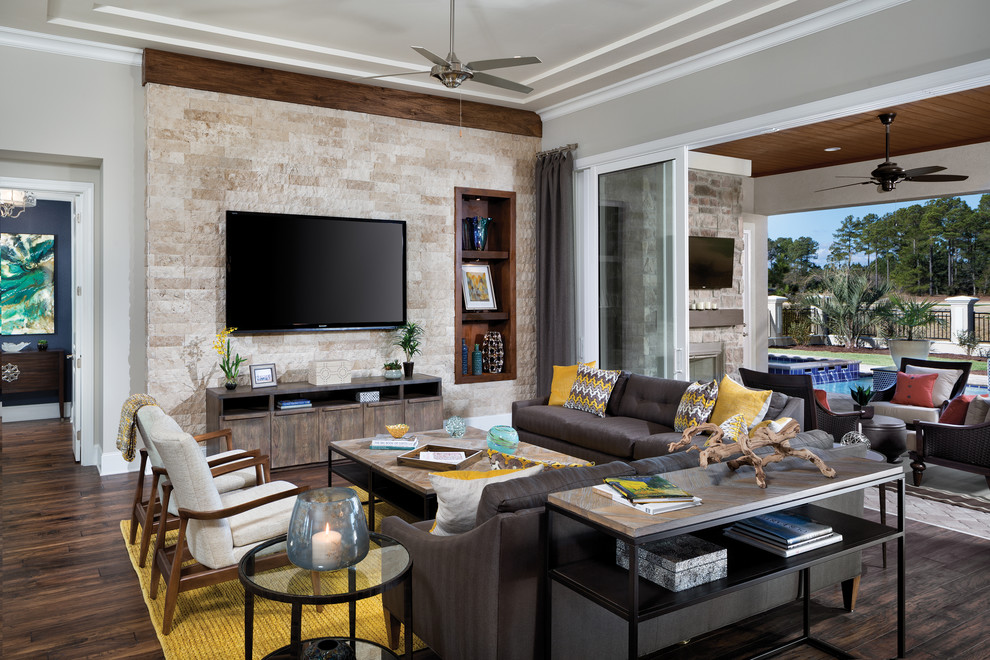 Geräumiges, Offenes Klassisches Wohnzimmer mit beiger Wandfarbe, braunem Holzboden und TV-Wand in Tampa