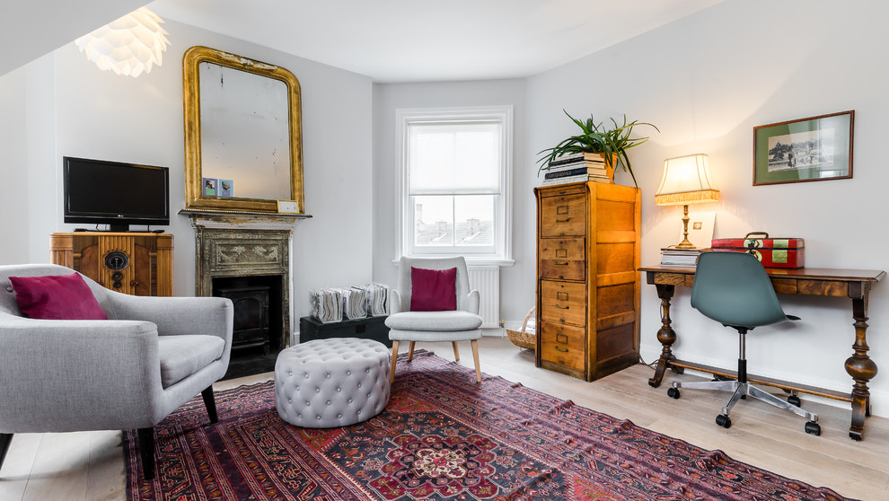Idee per un soggiorno minimalista con con abbinamento di mobili antichi e moderni
