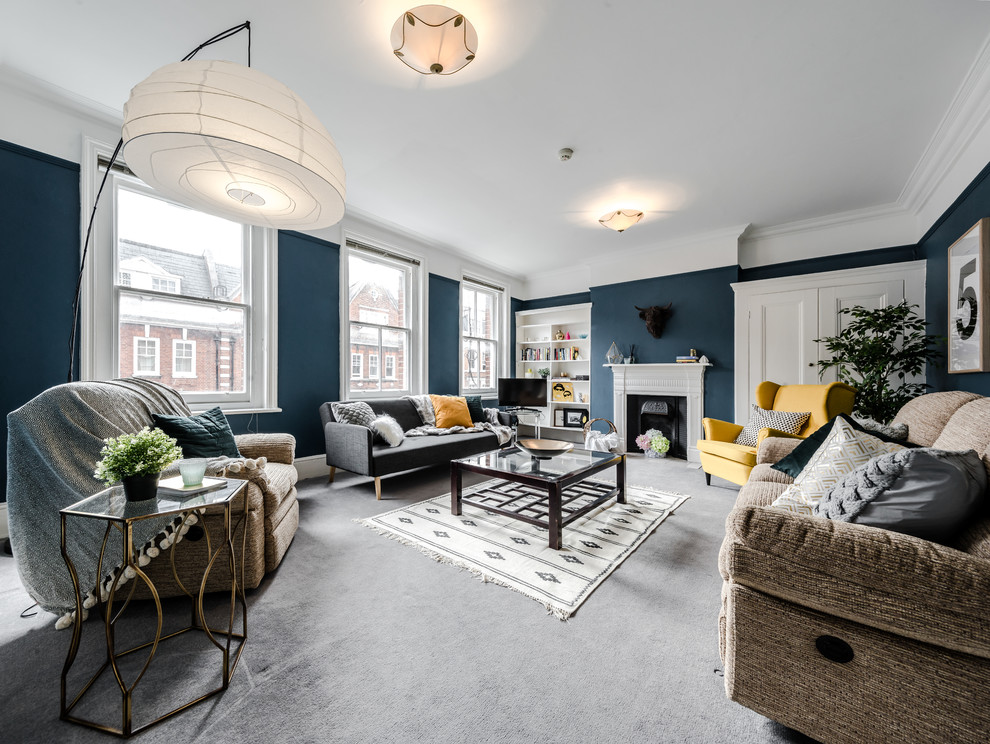 Cette image montre un salon gris et jaune traditionnel avec un mur bleu, moquette et une cheminée standard.