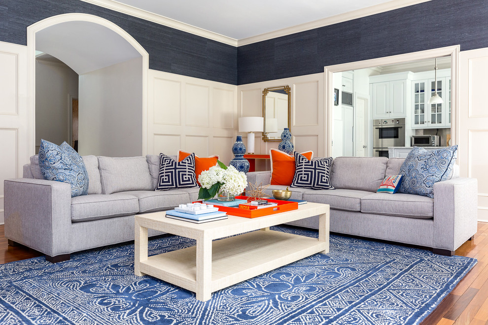 Foto di un soggiorno chic chiuso con pareti blu, pavimento in legno massello medio e pavimento marrone