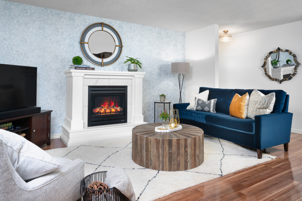 Источник вдохновения для домашнего уюта: большая гостиная комната в стиле неоклассика (современная классика) с синими стенами, паркетным полом среднего тона, стандартным камином и коричневым полом