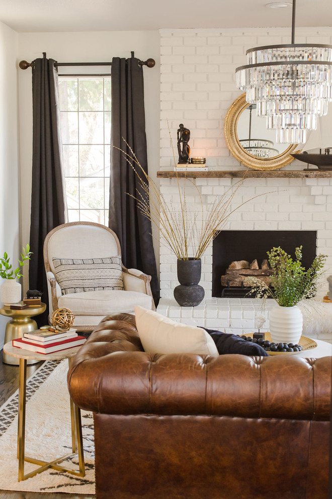 Источник вдохновения для домашнего уюта: гостиная комната в стиле неоклассика (современная классика) с белыми стенами, стандартным камином и фасадом камина из кирпича
