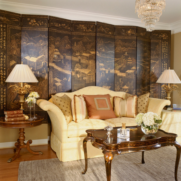 Immagine di un soggiorno chic di medie dimensioni con sala formale, pareti beige e parquet scuro