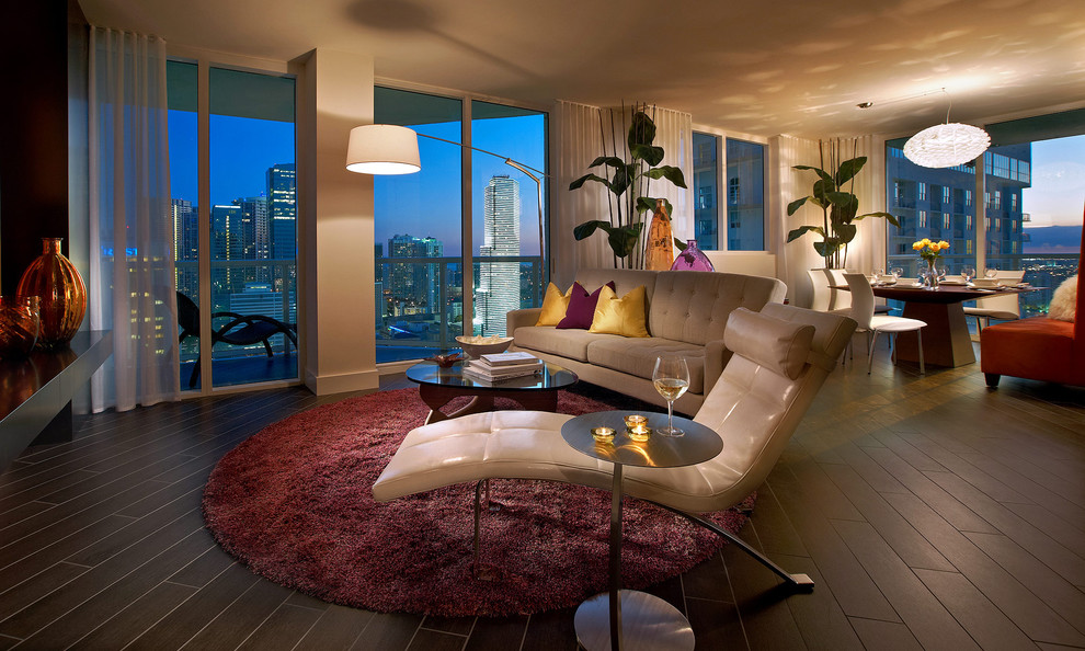 На фото: открытая гостиная комната в современном стиле с красивыми шторами с