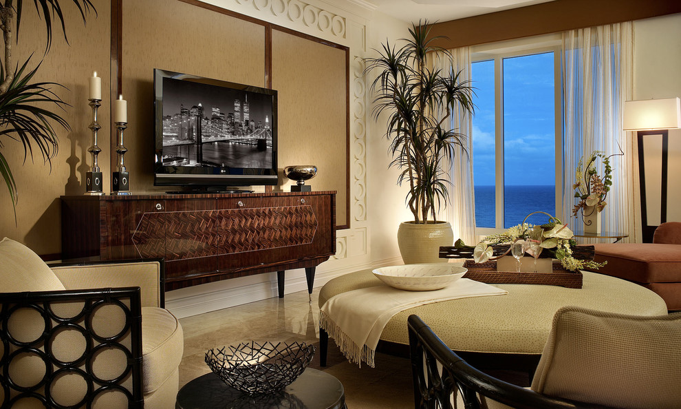 Diseño de salón clásico renovado con televisor independiente, suelo de mármol y cortinas