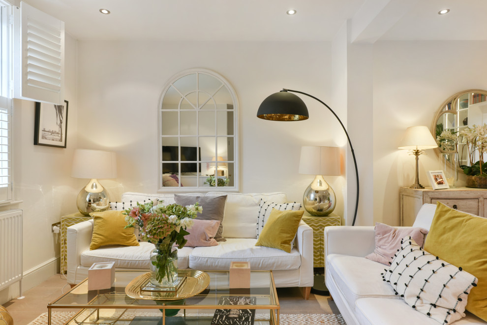 Idee per un soggiorno tradizionale con pareti bianche e pavimento beige