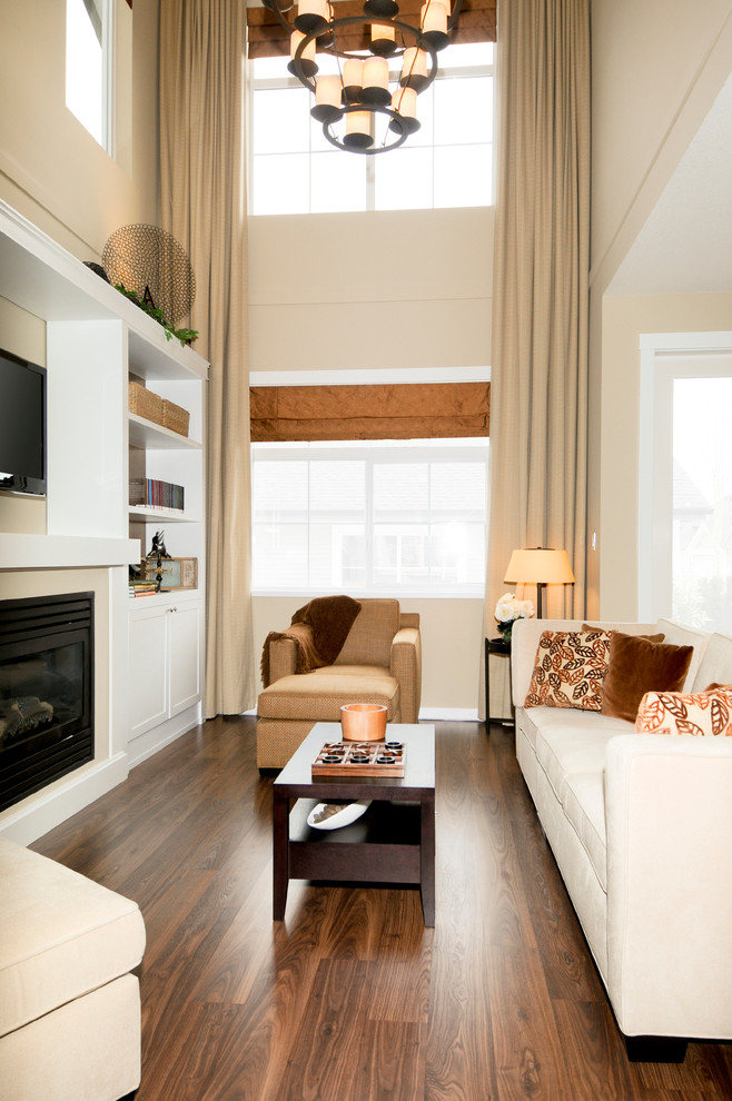 Idee per un soggiorno classico con pavimento in legno massello medio