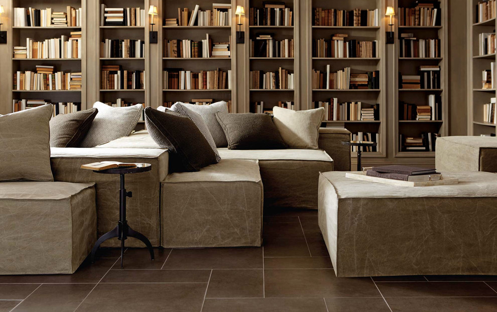 Esempio di un soggiorno chic con libreria, pareti beige, pavimento in ardesia e pavimento grigio