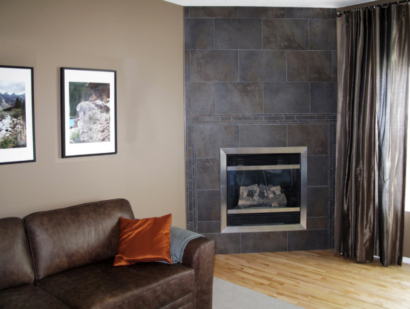 На фото: гостиная комната среднего размера в современном стиле с бежевыми стенами, светлым паркетным полом, подвесным камином, фасадом камина из плитки и коричневым полом с