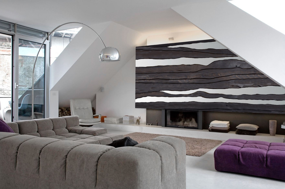 Пример оригинального дизайна: огромная открытая гостиная комната в современном стиле с белыми стенами, стандартным камином и фасадом камина из штукатурки