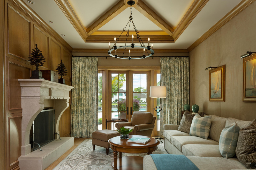 На фото: гостиная комната с бежевыми стенами, паркетным полом среднего тона, стандартным камином, коричневым полом, балками на потолке и многоуровневым потолком