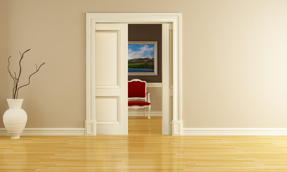 Klassisches Wohnzimmer mit beiger Wandfarbe und hellem Holzboden in Los Angeles