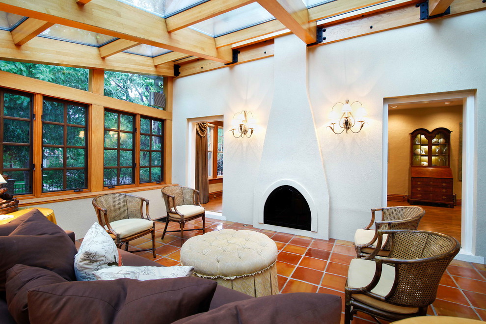 Стильный дизайн: гостиная комната в средиземноморском стиле с полом из терракотовой плитки и коричневым диваном - последний тренд