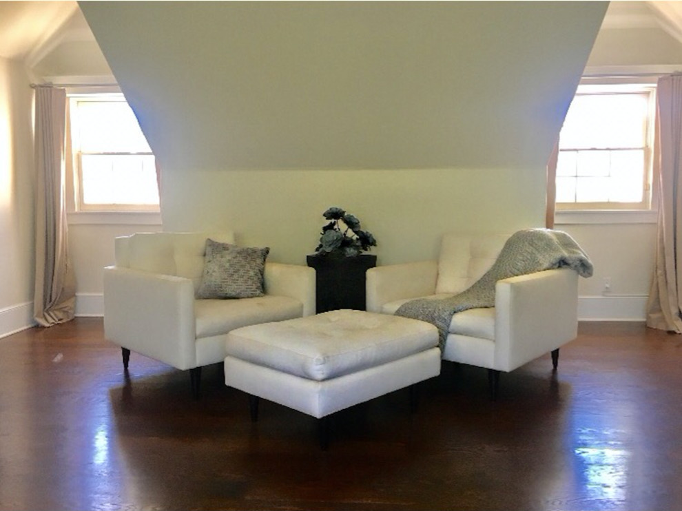 Mittelgroßes, Repräsentatives, Abgetrenntes Retro Wohnzimmer mit beiger Wandfarbe und dunklem Holzboden in Los Angeles
