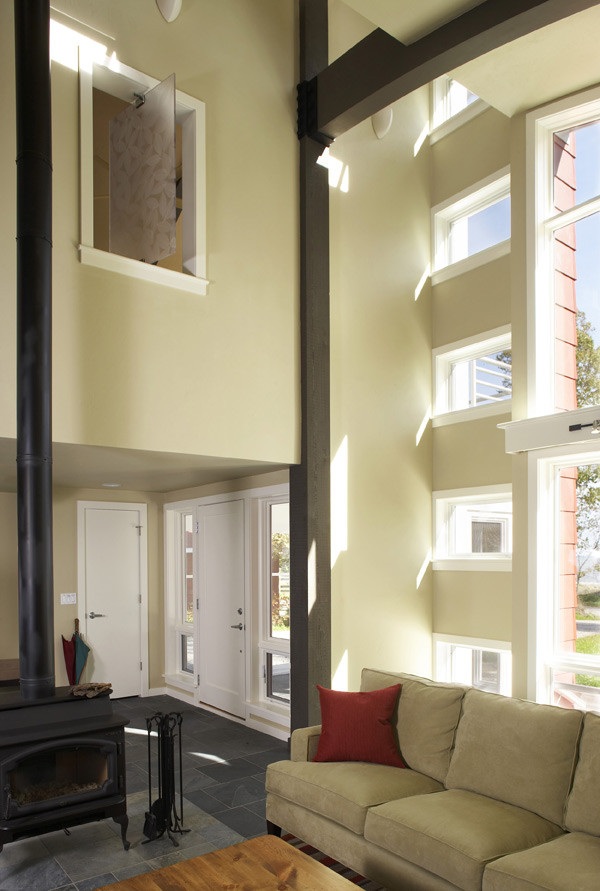 Modelo de salón tipo loft minimalista de tamaño medio con paredes beige y suelo de pizarra