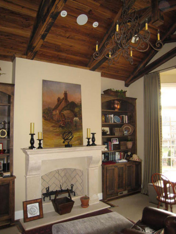 Пример оригинального дизайна: парадная, изолированная гостиная комната среднего размера в стиле рустика с бежевыми стенами, ковровым покрытием, стандартным камином и фасадом камина из камня без телевизора