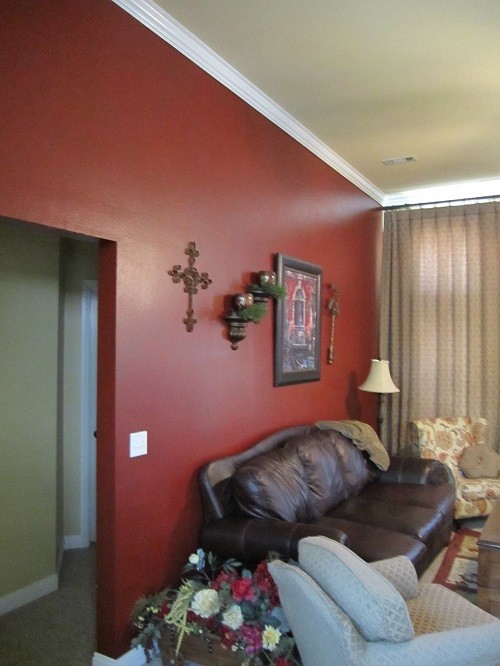 Klassisches Wohnzimmer mit roter Wandfarbe und Teppichboden in Sonstige