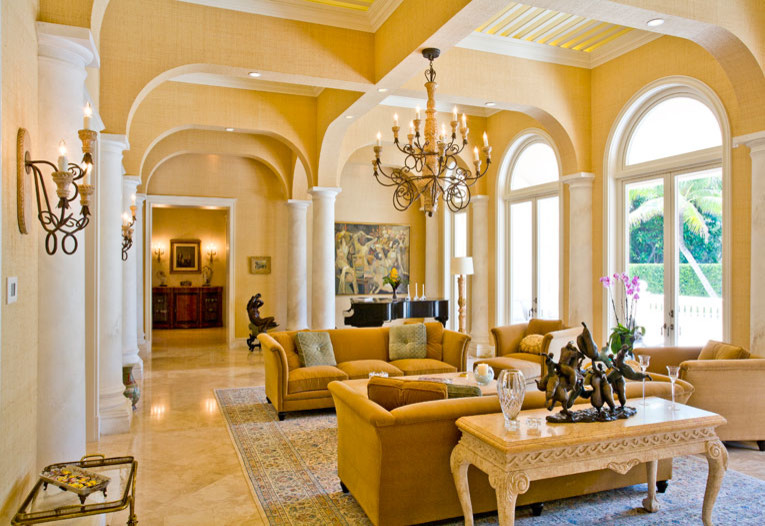 Inspiration pour un salon traditionnel fermé avec une salle de réception, un mur beige et un sol en marbre.