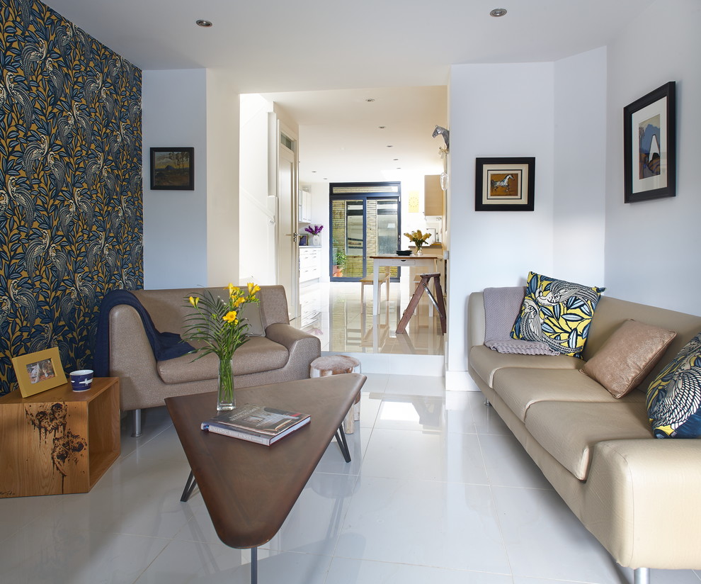 Idee per un soggiorno moderno aperto con pareti multicolore e pavimento bianco