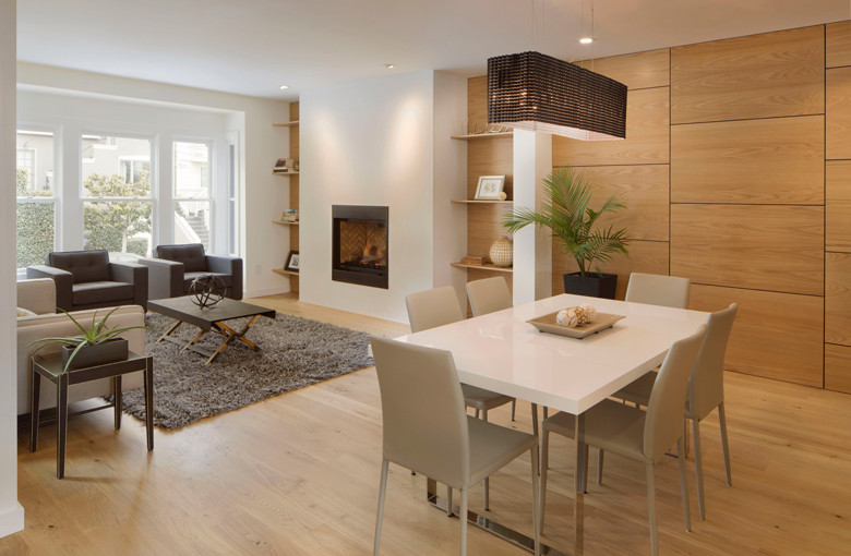 Kleines, Offenes Klassisches Wohnzimmer mit hellem Holzboden und Holzwänden in San Francisco