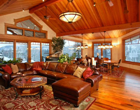 Immagine di un grande soggiorno stile rurale aperto con sala formale, pareti beige e pavimento in legno massello medio
