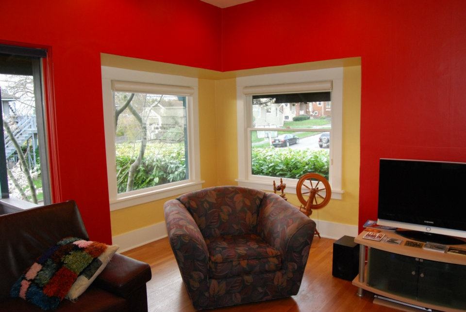 Foto di un soggiorno contemporaneo di medie dimensioni e chiuso con pareti rosse, pavimento in legno massello medio e TV autoportante