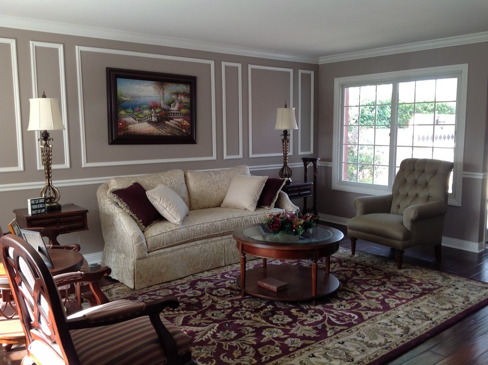 Diseño de salón para visitas cerrado clásico de tamaño medio con paredes grises, suelo laminado y suelo marrón
