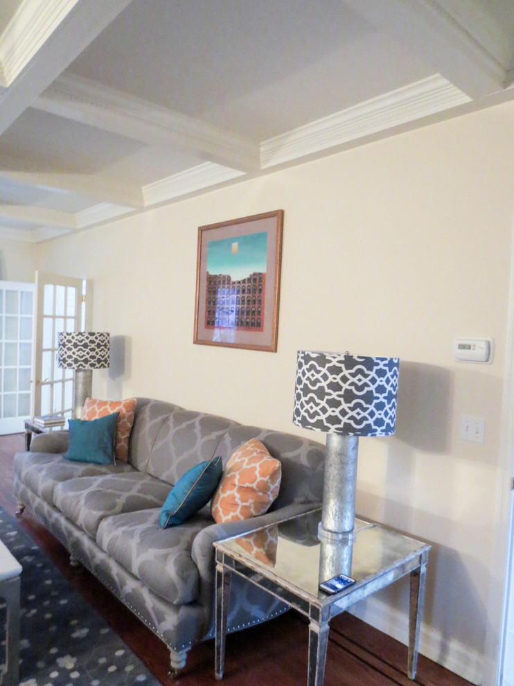 Foto di un grande soggiorno tradizionale con pareti beige, parquet scuro, camino classico, cornice del camino in pietra e pavimento marrone