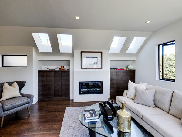 Mittelgroßes, Abgetrenntes Modernes Wohnzimmer mit weißer Wandfarbe, braunem Holzboden, Kamin und Kaminumrandung aus Stein in San Francisco