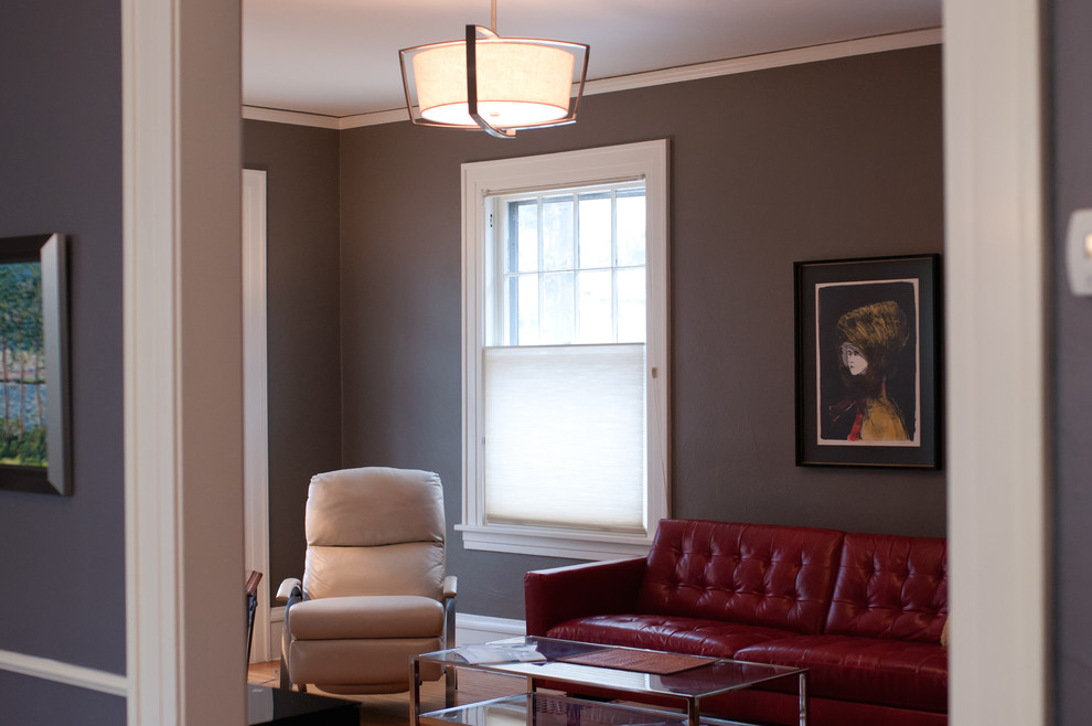 Свежая идея для дизайна: гостиная комната среднего размера в современном стиле с фиолетовыми стенами, светлым паркетным полом, стандартным камином и фасадом камина из кирпича - отличное фото интерьера