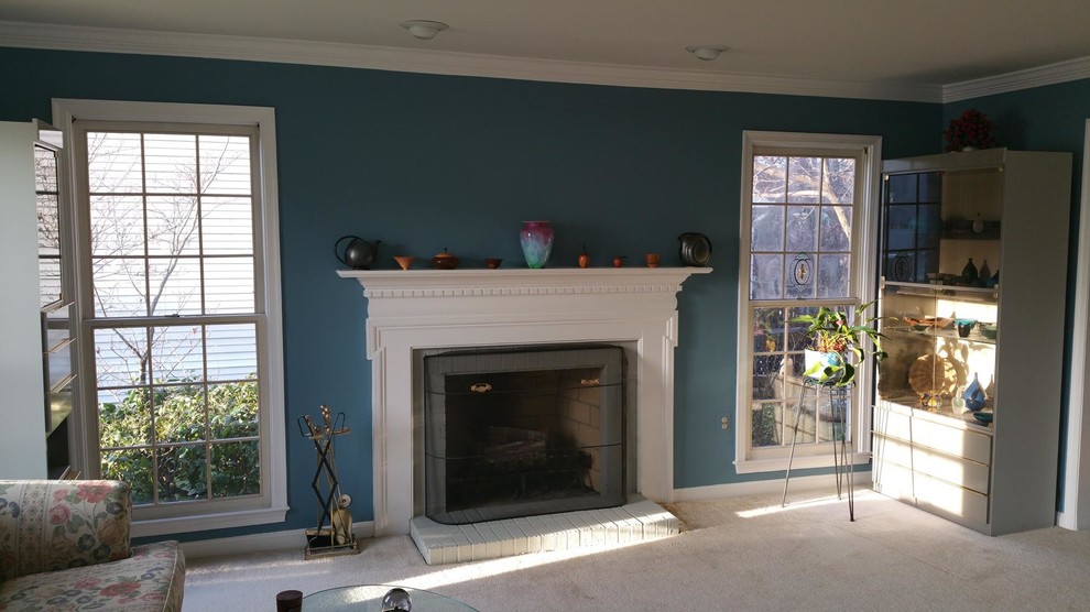 На фото: гостиная комната в классическом стиле с синими стенами, ковровым покрытием и стандартным камином