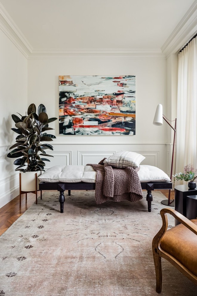 Foto di un soggiorno chic di medie dimensioni e chiuso con pareti bianche, pavimento in legno massello medio, nessuna TV e pavimento marrone