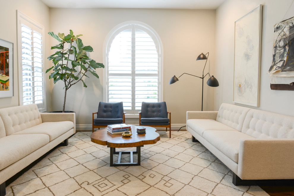Klassisches Wohnzimmer mit beiger Wandfarbe und braunem Holzboden in Denver