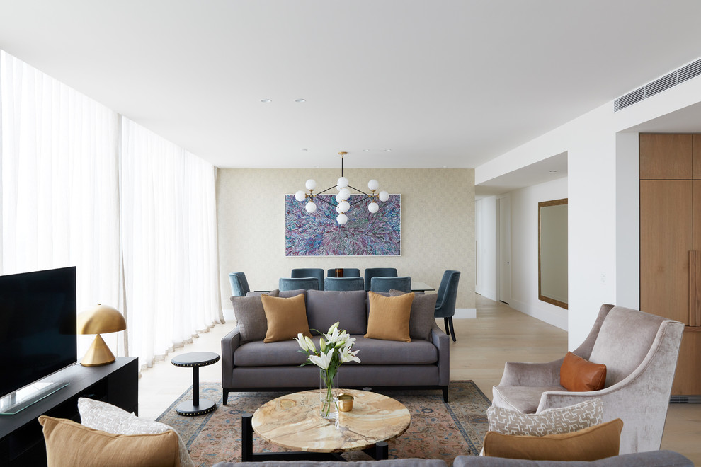 Imagen de salón para visitas abierto contemporáneo con paredes blancas, suelo de madera clara, televisor independiente y suelo beige