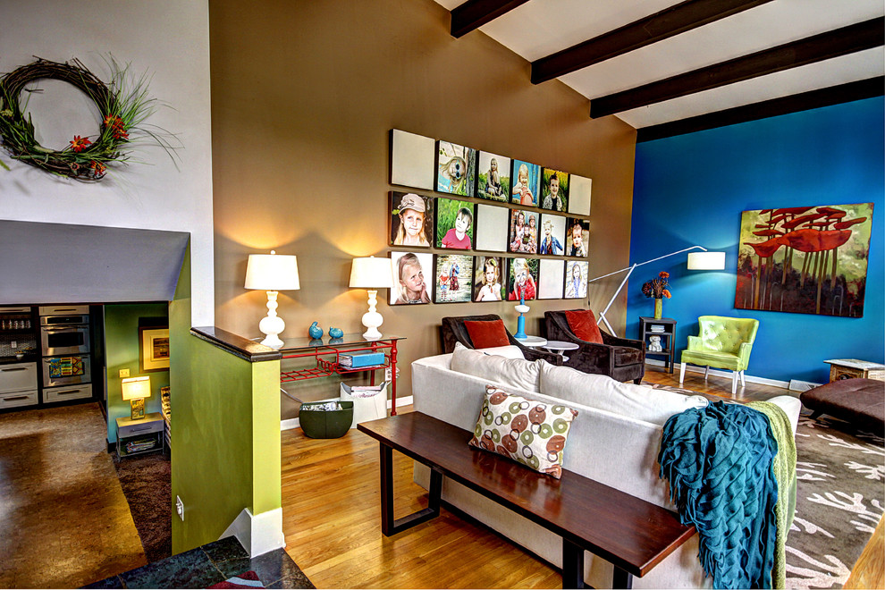Aménagement d'un salon mansardé ou avec mezzanine éclectique avec un mur multicolore.