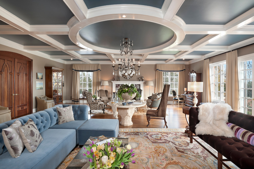 Geräumiges, Repräsentatives, Fernseherloses Klassisches Wohnzimmer mit beiger Wandfarbe, braunem Holzboden und Kamin in Dallas