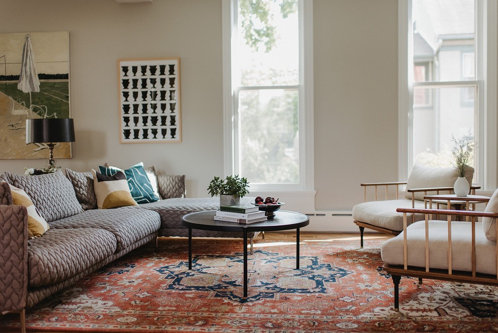 Ispirazione per un soggiorno design con pareti beige, pavimento in legno massello medio e pavimento marrone