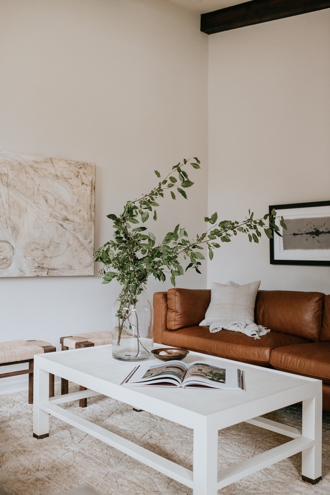Aménagement d'un salon contemporain avec un mur blanc et un sol beige.