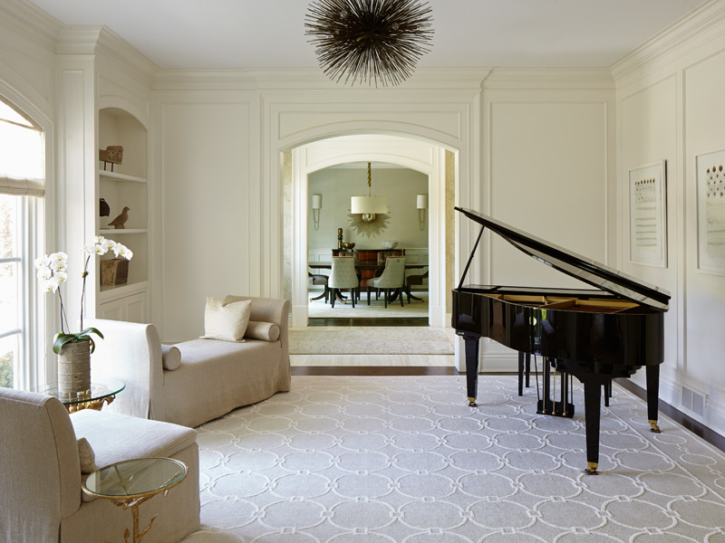 Идея дизайна: изолированная гостиная комната среднего размера в стиле неоклассика (современная классика) с музыкальной комнатой, белыми стенами и темным паркетным полом