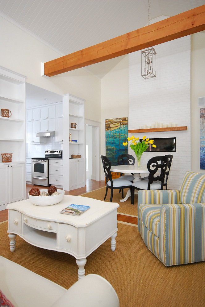 Maritimes Wohnzimmer mit weißer Wandfarbe und Kaminumrandung aus Backstein in Toronto
