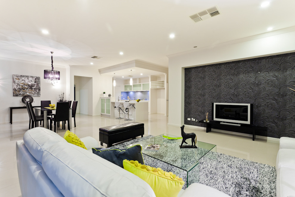 На фото: открытая гостиная комната в современном стиле с белыми стенами, стандартным камином и обоями за телевизором