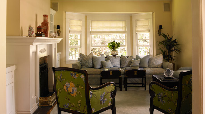 Mittelgroßes Klassisches Wohnzimmer mit beiger Wandfarbe, hellem Holzboden, Kamin, gefliester Kaminumrandung und beigem Boden in San Diego