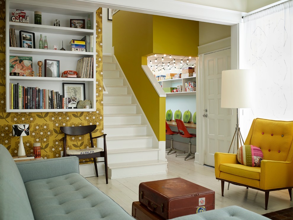 Свежая идея для дизайна: гостиная комната в стиле фьюжн с желтыми стенами - отличное фото интерьера